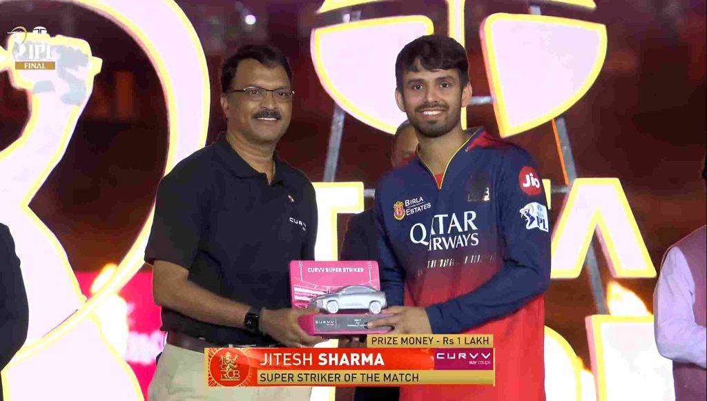 How much did RCB get for being the champions, who got what individual awards?