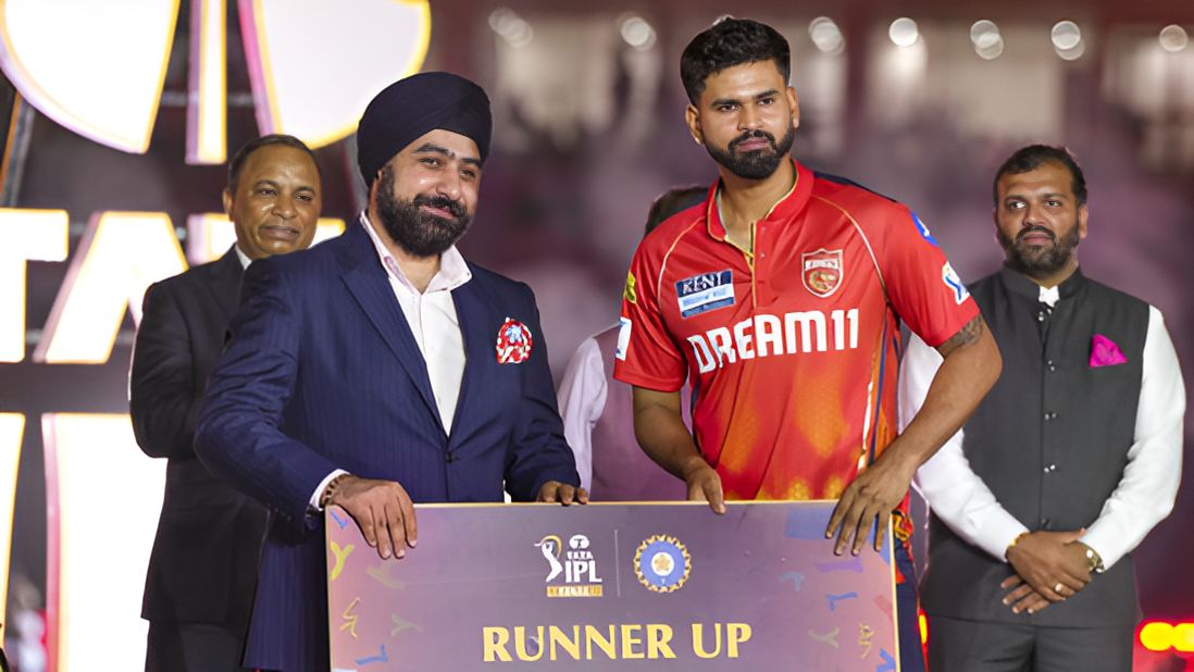How much did RCB get for being the champions, who got what individual awards?